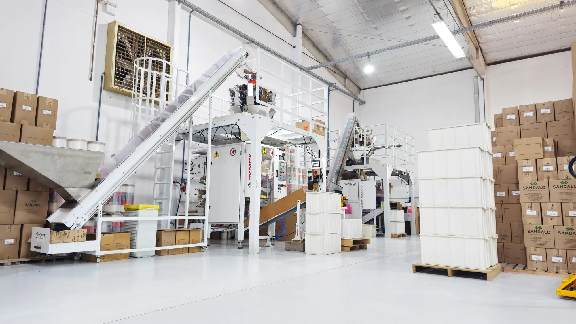 Linha de envase da fábrica da Sândalo Plaspérola em Timbó